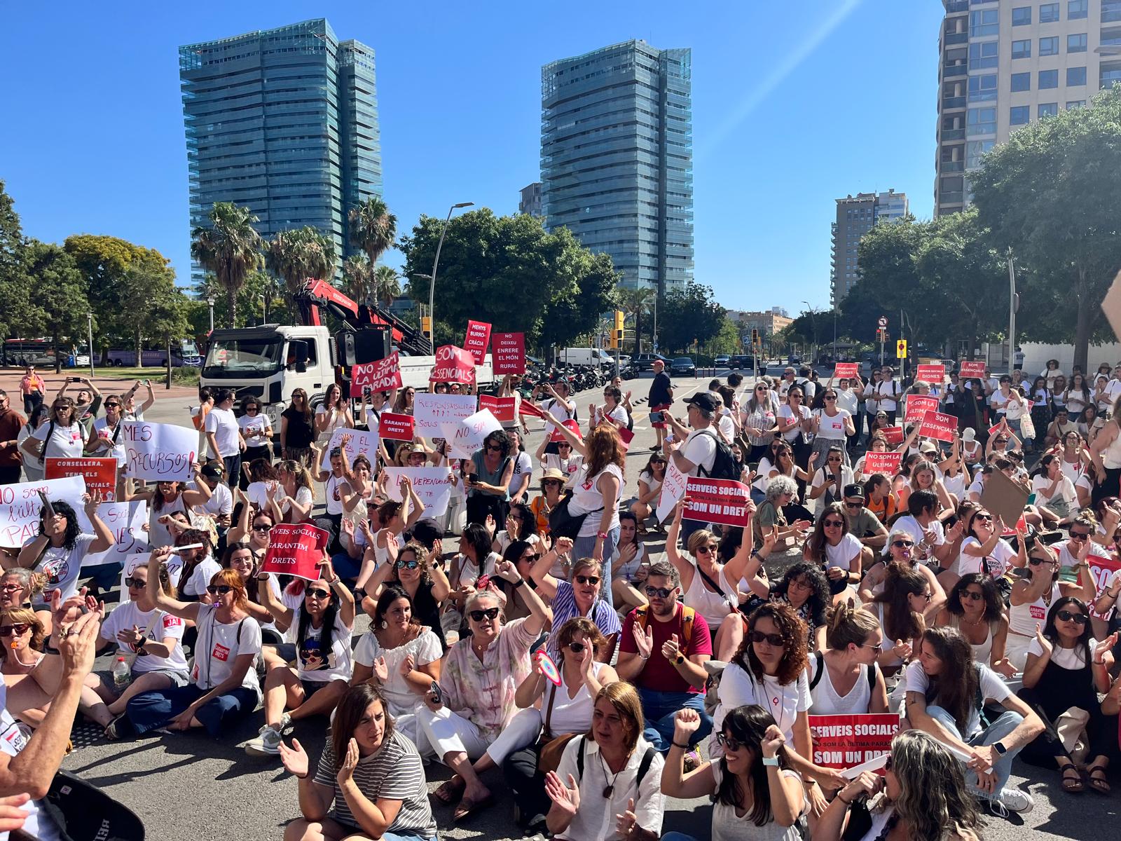 Més de 600 professionals es concentren a Barcelona en la primera acció d’una campanya per la justícia social als Serveis Socials d’Ambit Local 